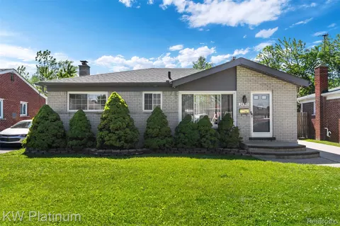 24545 Raven Ave, Eastpointe, MI 48021