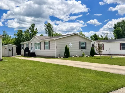 29311 Hidden River Dr, Gibraltar, MI 48173