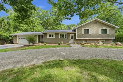 10210 Lavern Ct, Vienna, MI 48420