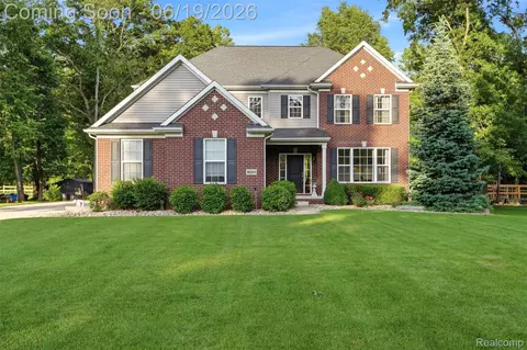 9001 Van Dusen Ct, Green Oak, MI 48178