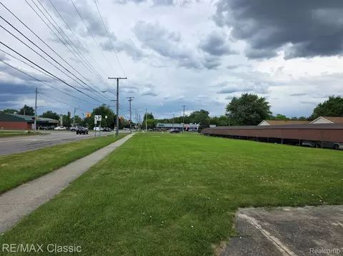30006 Utica Rd, Roseville, MI 48066