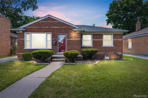 20300 Sunnyside St, Saint Clair Shores, MI 48080