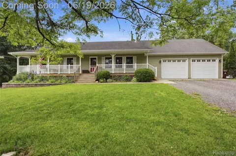 5739 Suntar Valley Dr, Howell, MI 48836
