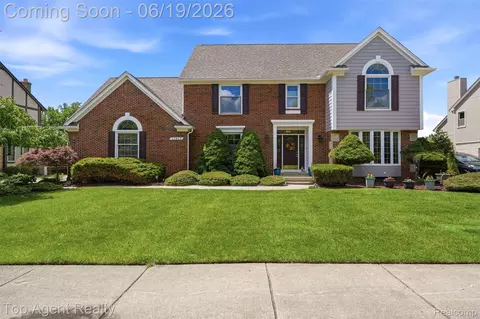 52825 Seven Oaks Dr, Shelby Township, MI 48316