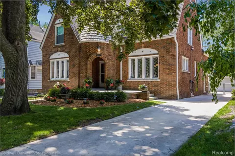 1377 Harvard Rd, Grosse Pointe Park, MI 48230