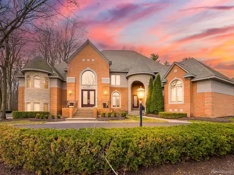 3586 Walnut Brook Dr, Rochester Hills, MI 48309