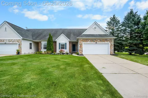 3305 Grove Ln, Auburn Hills, MI 48326