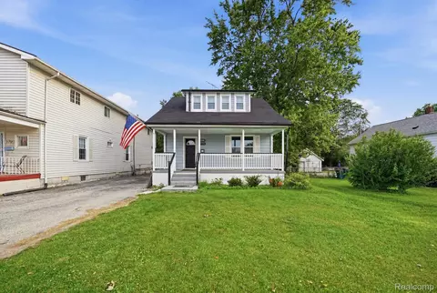 21902 Ridgeway St, Saint Clair Shores, MI 48080