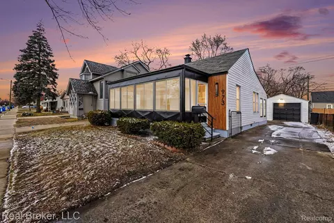 973 E Guthrie Ave, Madison Heights, MI 48071