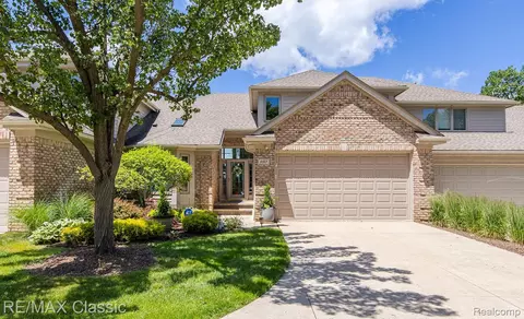 980 Sunset Dr, Waterford, MI 48328