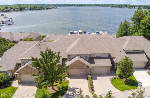 980 Sunset Dr, Waterford, MI 48328