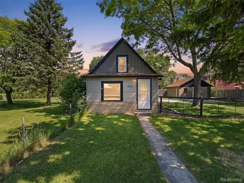 16853 Helen St, Southgate, MI 48195