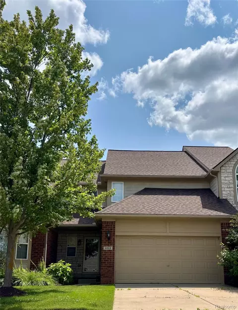 1012 Paddock Ln, South Lyon, MI 48178