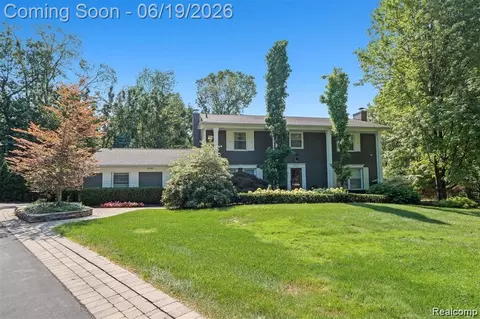 5365 Van Ness Ct, Bloomfield Hills, MI 48302