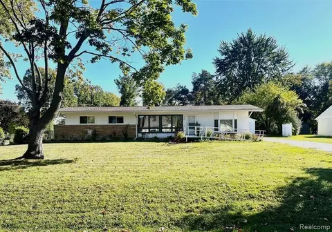 496 E Lovell Dr, Troy, MI 48085