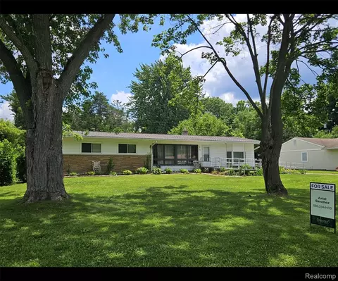 496 E Lovell Dr, Troy, MI 48085