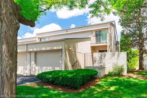 39478 Country Ln, Novi, MI 48375