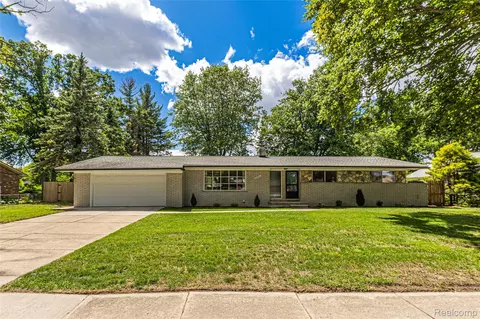 25801 Pine View Ave, Warren, MI 48091