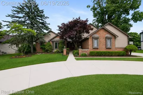 5277 Waterview Dr, West Bloomfield, MI 48323