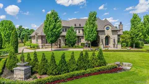 4911 Pinnacle Blvd, Oakland, MI 48306