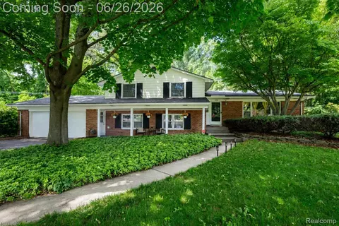 6826 Spruce Dr, Bloomfield Hills, MI 48301