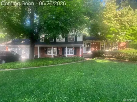 6826 Spruce Dr, Bloomfield Hills, MI 48301