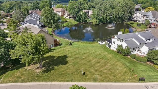 1062 Forest Bay Dr, Waterford, MI 48328