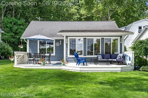 5286 Edgelake Dr, Pinckney, MI 48169
