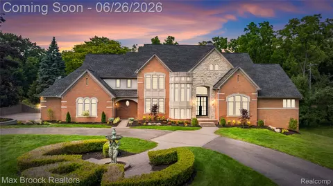 1888 W Tahquamenon Ct, Bloomfield Hills, MI 48302