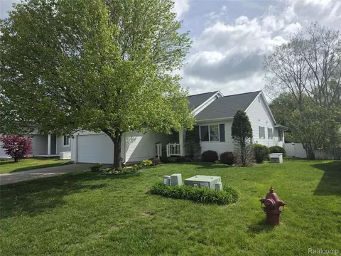 600 Winding River Dr, Williamston, MI 48895