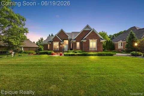 5675 Golf Pointe Dr, Village Of Clarkston, MI 48348