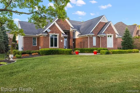 5675 Golf Pointe Dr, Village Of Clarkston, MI 48348