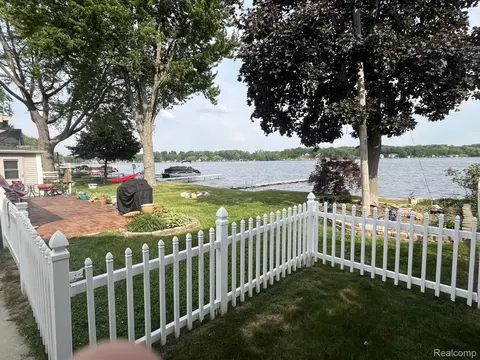 1138 Lakeview Dr, Lake Odessa, MI 48849