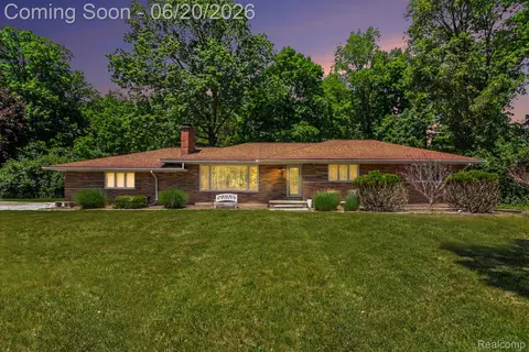 27682 Wellington St, Farmington Hills, MI 48334