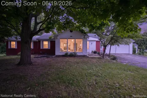 360 Woodland Dr, Lyon, MI 48178