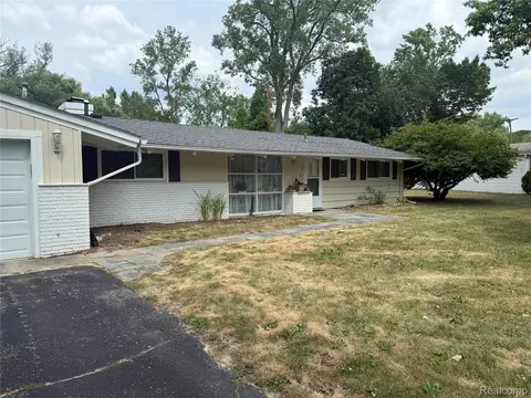 3637 Shallow Brook Dr, Bloomfield Hills, MI 48302