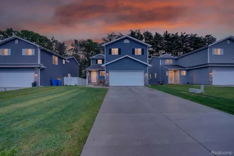 5382 Rural Terrace Ct, Waterford, MI 48329