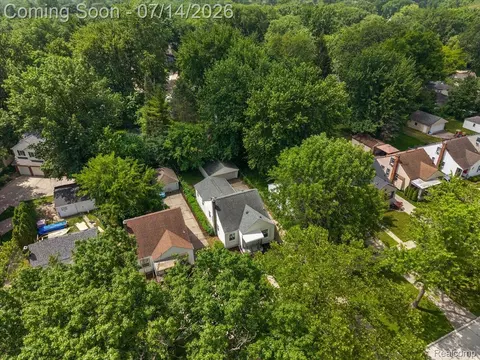 View/Area - 2155 E 8 Mile Rd, Grosse Pointe Woods, MI 48236 photo 2 of 3