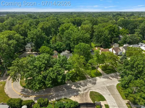 View/Area - 2155 E 8 Mile Rd, Grosse Pointe Woods, MI 48236 photo 1 of 3