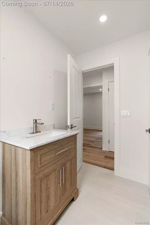Bath - 2155 E 8 Mile Rd, Grosse Pointe Woods, MI 48236 photo 4 of 5