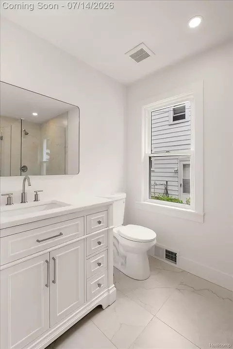 Bath - 2155 E 8 Mile Rd, Grosse Pointe Woods, MI 48236 photo 2 of 5