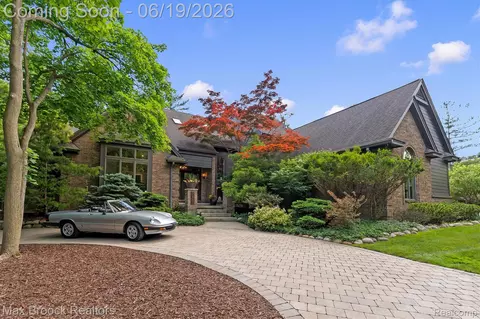 40360 Harmony Ln, Northville, MI 48167