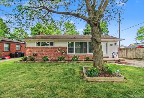 9135 Frederick St, Livonia, MI 48150