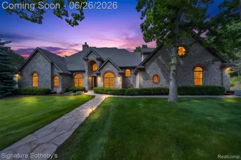 900 Hill Hollow Ln, Milford, MI 48381