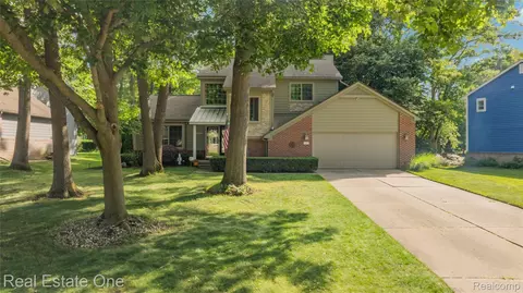 1574 Cardinal Rdg, West Bloomfield, MI 48324