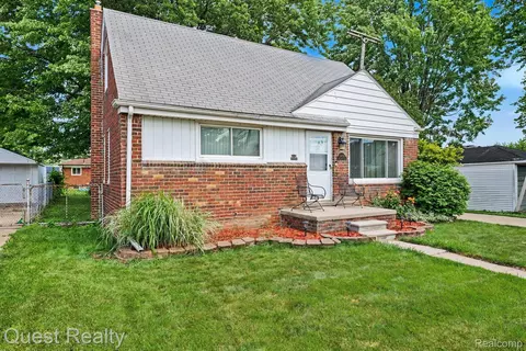25074 Waldorf St, Roseville, MI 48066