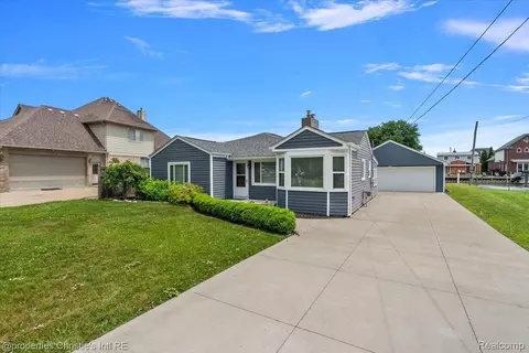 37510 Lakeville St, Harrison, MI 48045