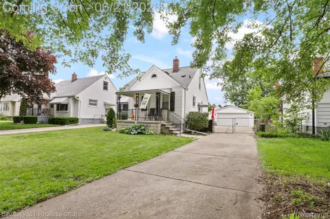 115 Gargantua Ave, Clawson, MI 48017