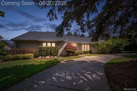 4771 Mada Ct, West Bloomfield, MI 48322