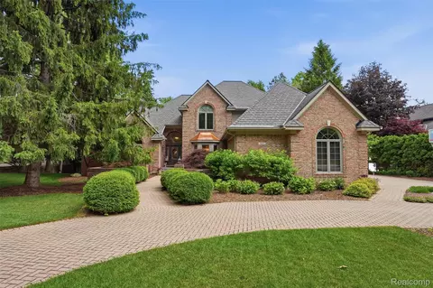 5483 Lake Ridge Dr, Genoa, MI 48116